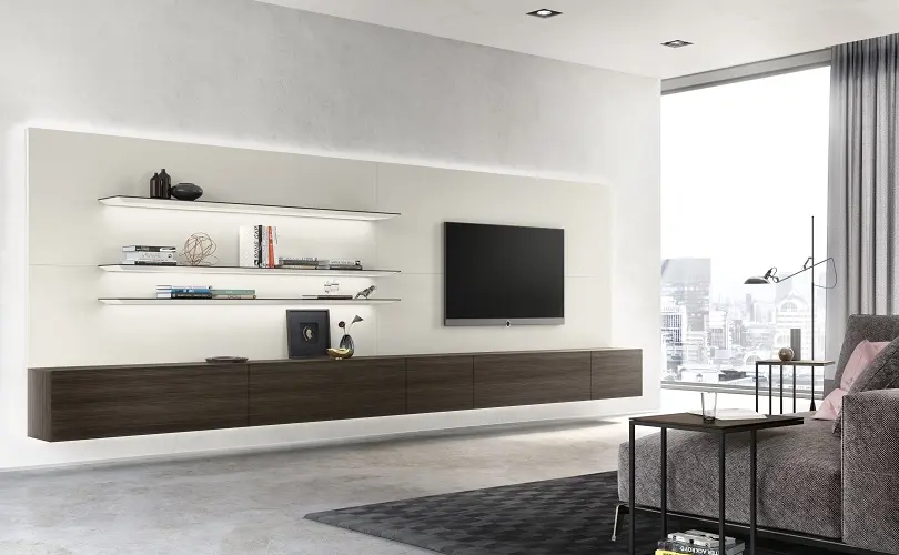 Mann streicht Lack auf Holz